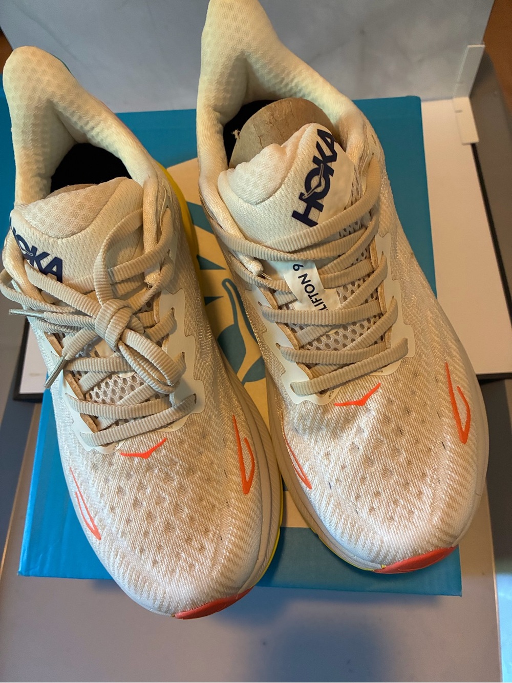 Men’s 7D/Women’s 8.5 Running Shoe in Cream with Orange and Navy NEW IN BOX